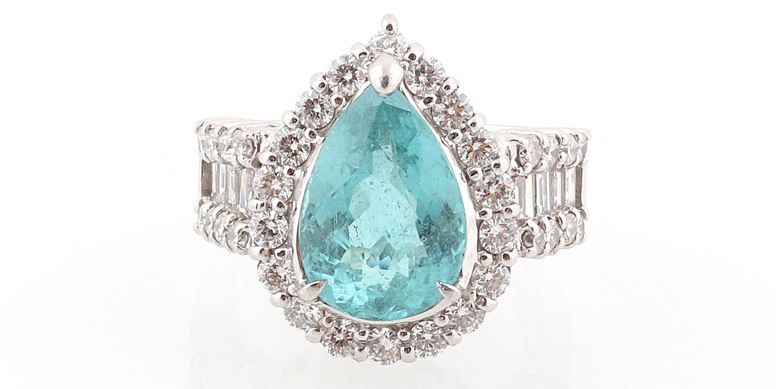 4-7/4-8 Paraiba Turmalin Ring ca. 4 ct Platin 900, Brillanten und Diamanten im Baguetteschliff zus. ca. 1,40 ct, 13,5 g