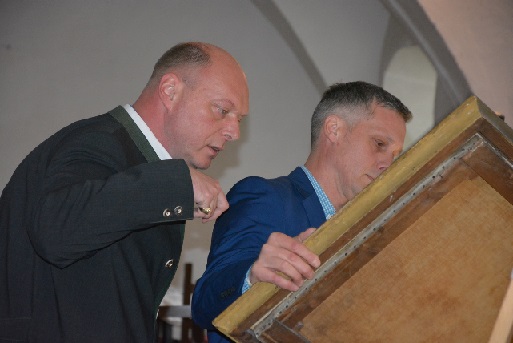 Ernst Bauer und Dorotheum-Experte Christian Tschuk betrachten ein Gemälde