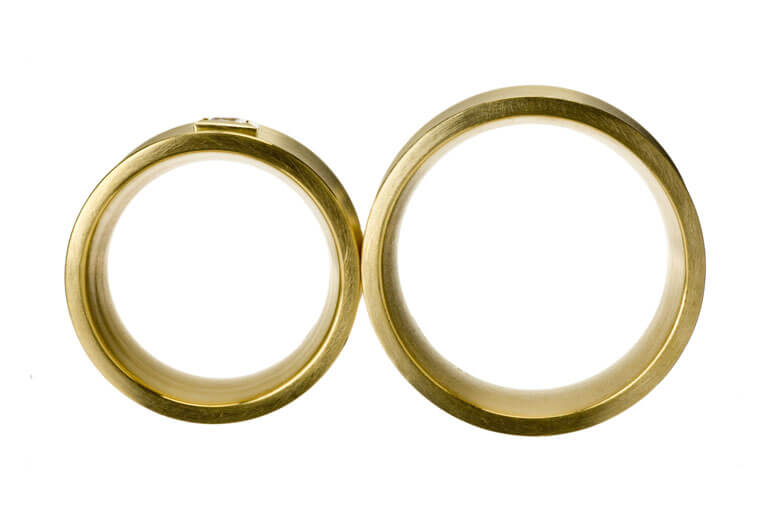 verschieden große Trauringe