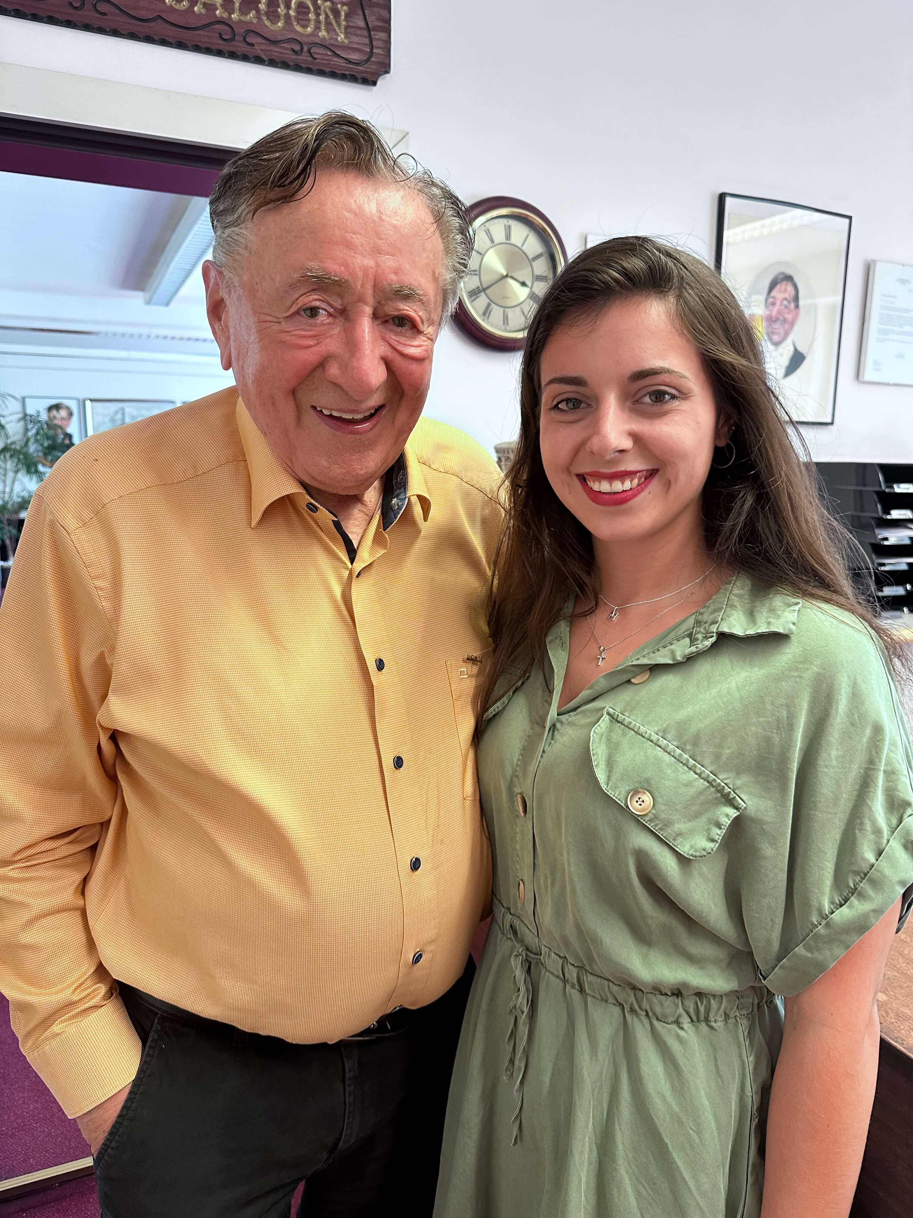 Richard Lugner mit Dorotheum-Schätzmeisterin Claudia Fusch in der Lugner City.