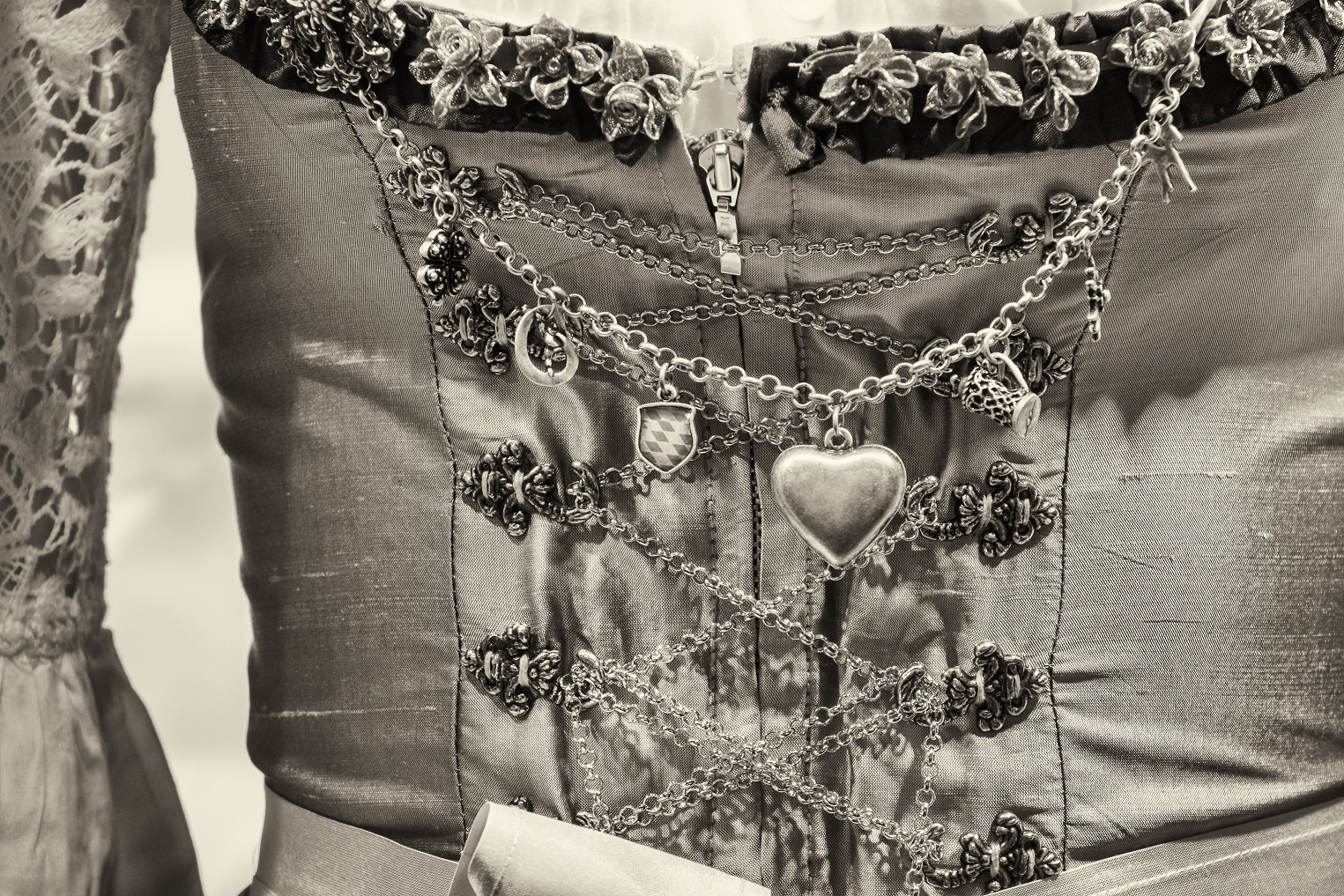 Trachtenschmuck und Accessoires im Dorotheum Graz