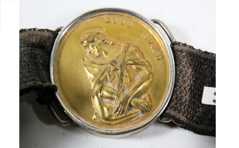 vergoldeter Schmuck - Medaille mit Gebrauchsspuren