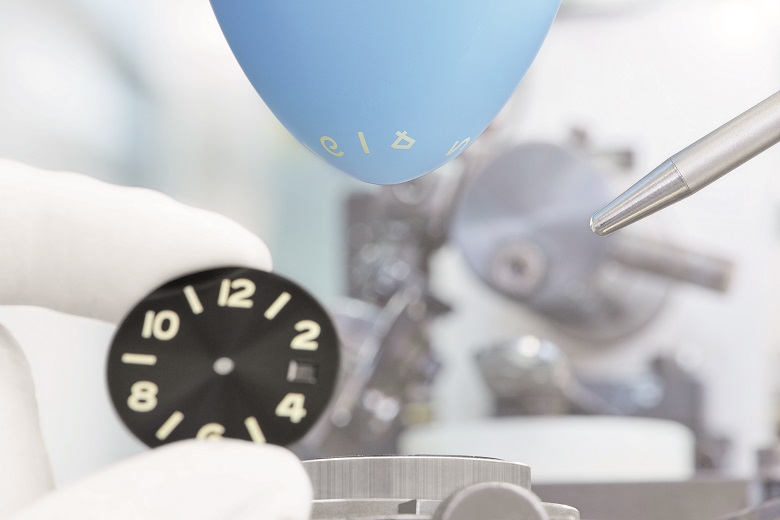 Tampon gibt Farbe an das Ziffernblatt ab © Glashütte Original